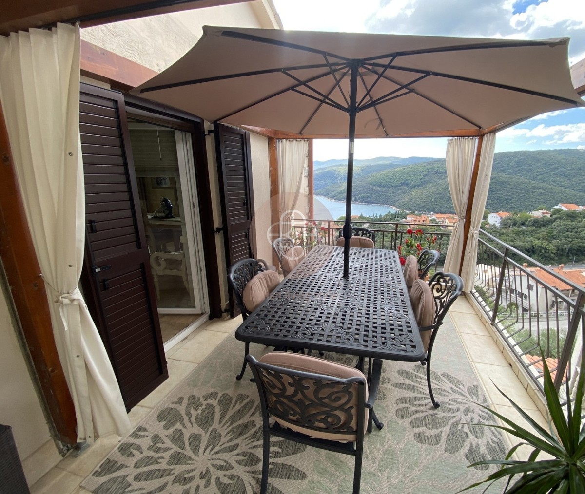 Fantastico condominio con vista mare sensazionale *a pochi passi dal mare*