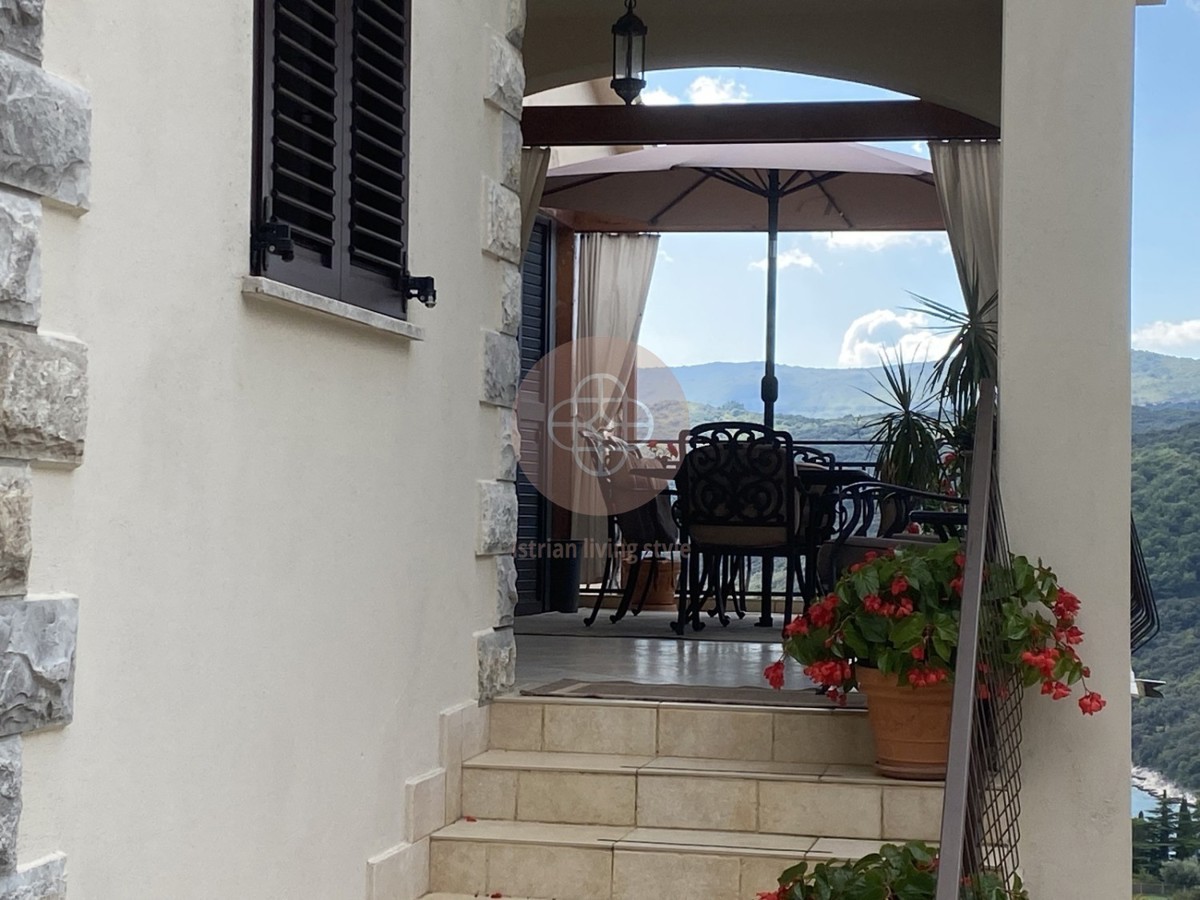 Fantastico condominio con vista mare sensazionale *a pochi passi dal mare*