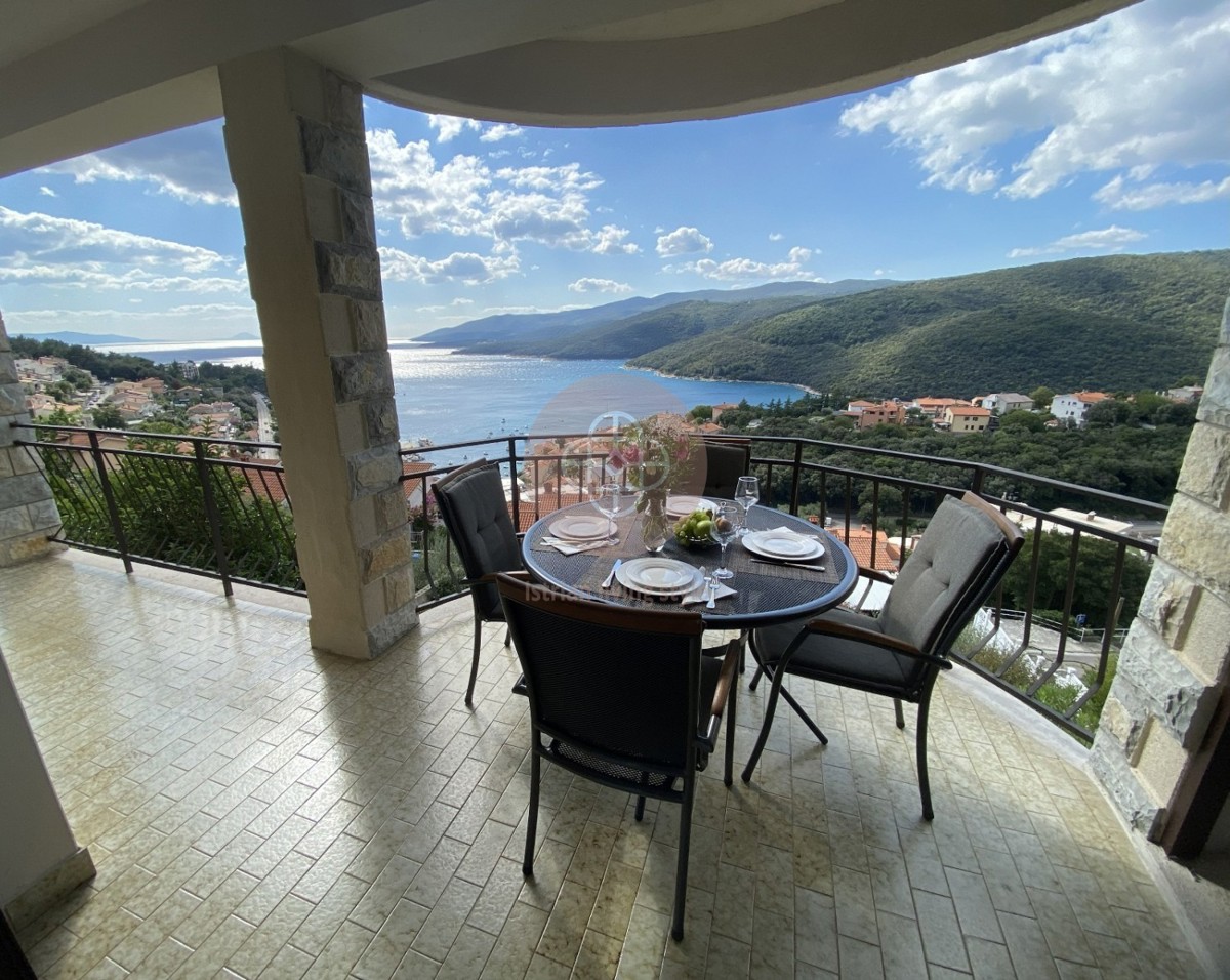 Fantastico condominio con vista mare sensazionale *a pochi passi dal mare*