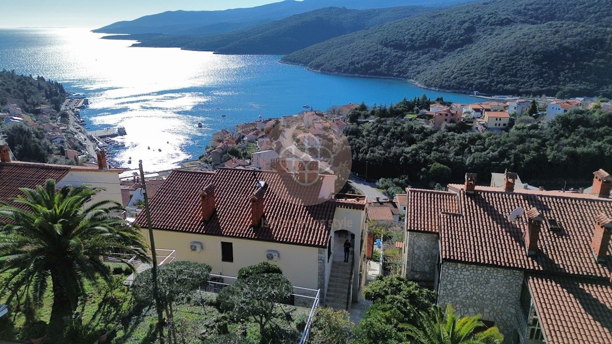 Fantastico condominio con vista mare sensazionale *a pochi passi dal mare*