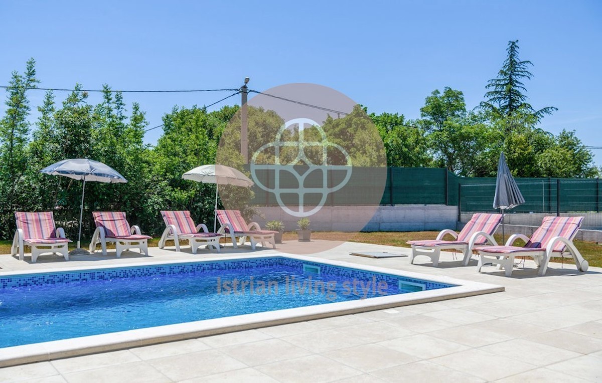 Bella casa a un piano con piscina vicino al mare, Istria - dintorni della città di Labin.