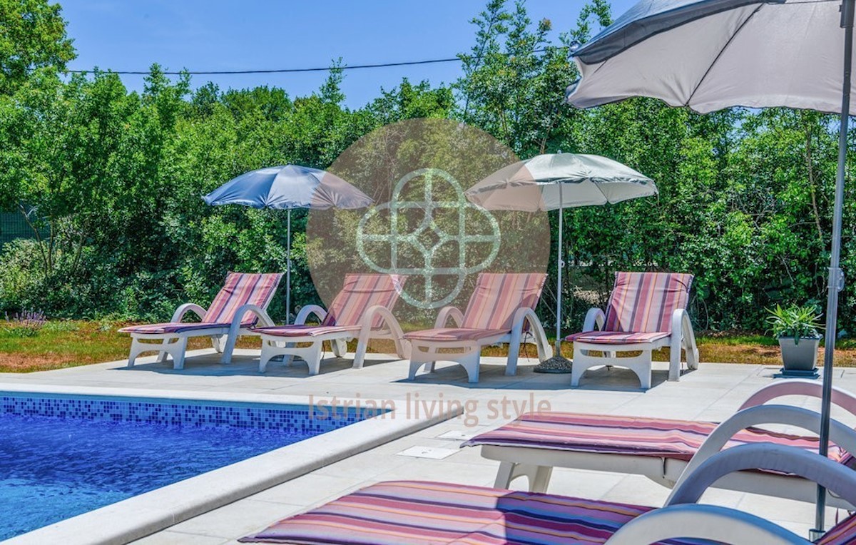 Bella casa a un piano con piscina vicino al mare, Istria - dintorni della città di Labin.