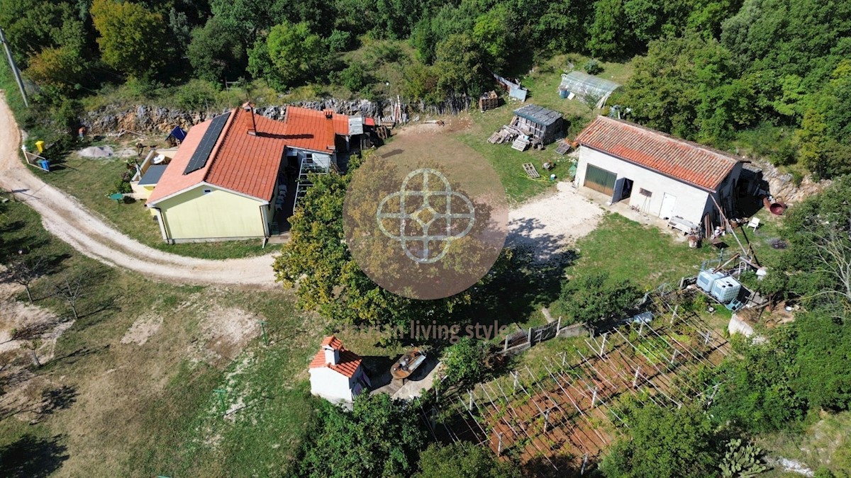 Casa in posizione isolata con vista sul mare e un grande appezzamento di terreno!