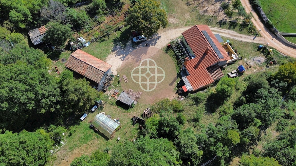 Casa in posizione isolata con vista sul mare e un grande appezzamento di terreno!