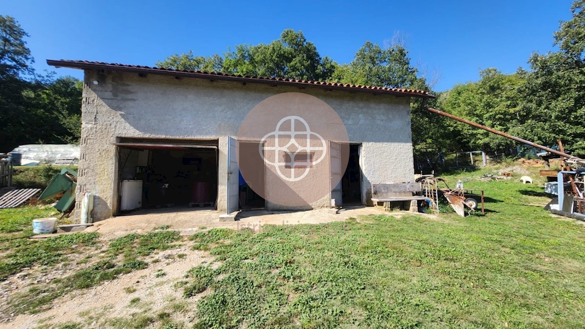 Casa in posizione isolata con vista sul mare e un grande appezzamento di terreno!