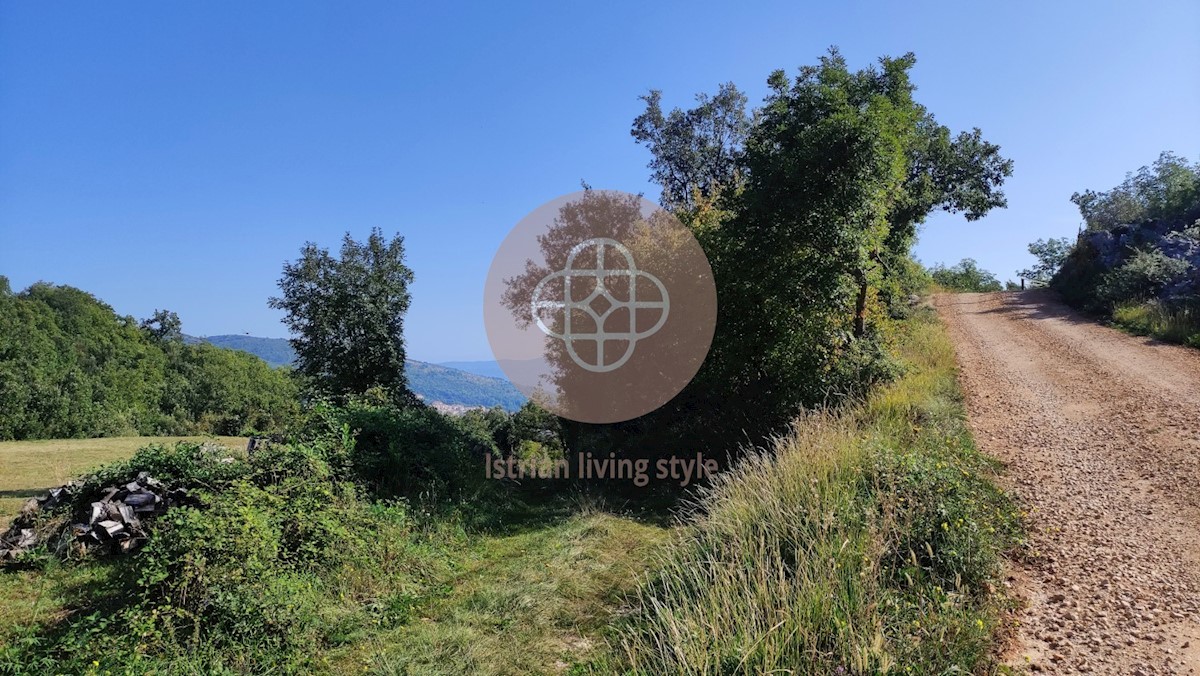 Casa in posizione isolata con vista sul mare e un grande appezzamento di terreno!