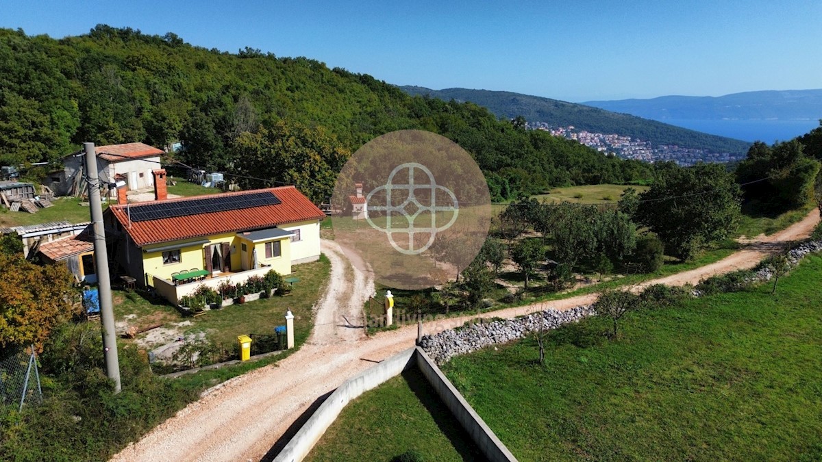 Casa in posizione isolata con vista sul mare e un grande appezzamento di terreno!