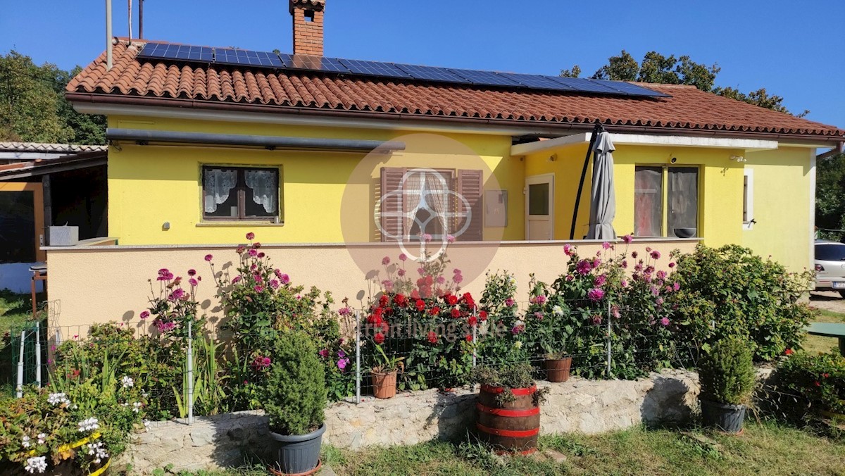 Casa in posizione isolata con vista sul mare e un grande appezzamento di terreno!