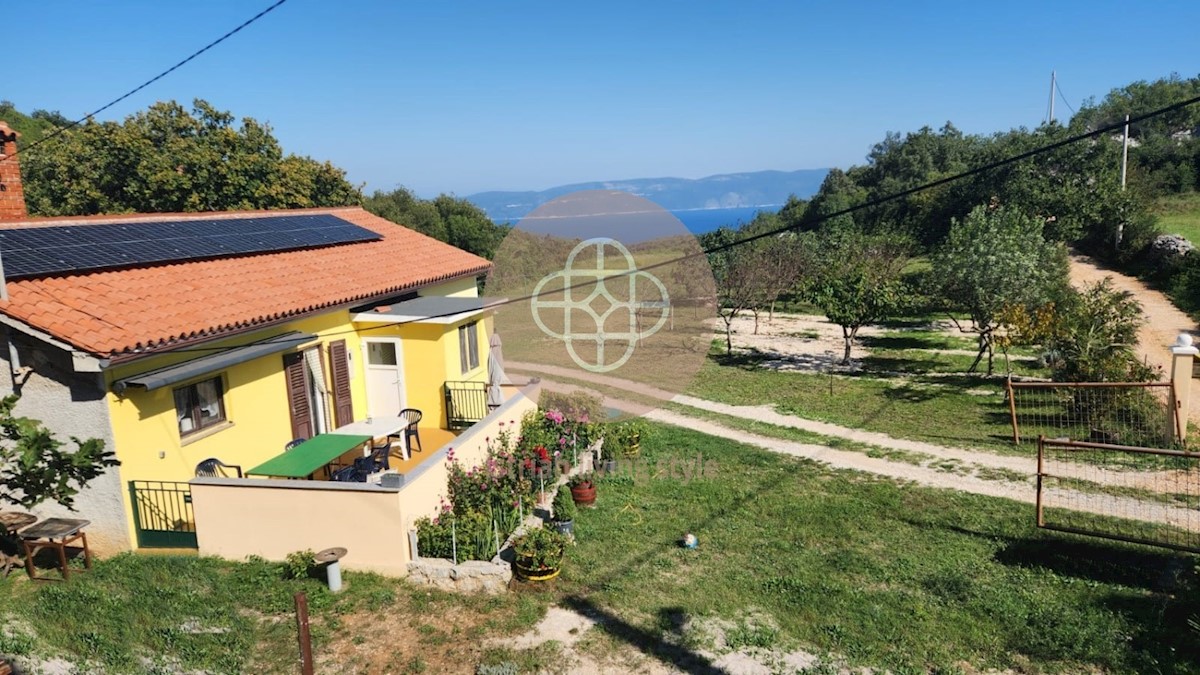 Casa in posizione isolata con vista sul mare e un grande appezzamento di terreno!