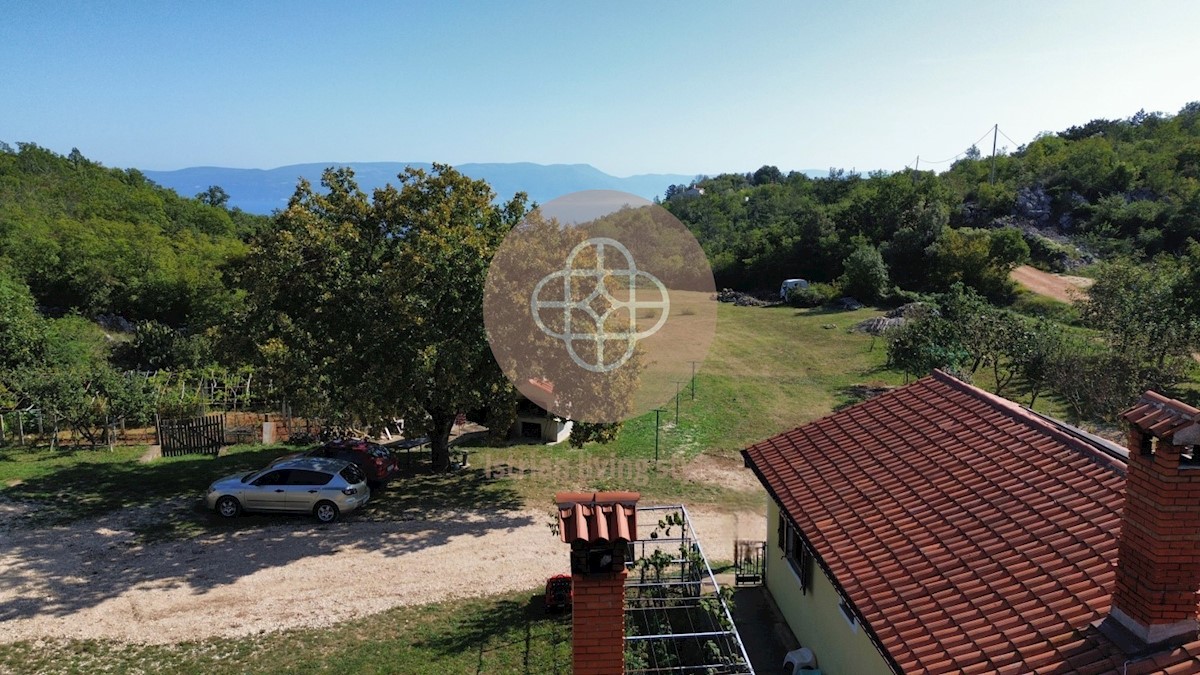 Casa in posizione isolata con vista sul mare e un grande appezzamento di terreno!