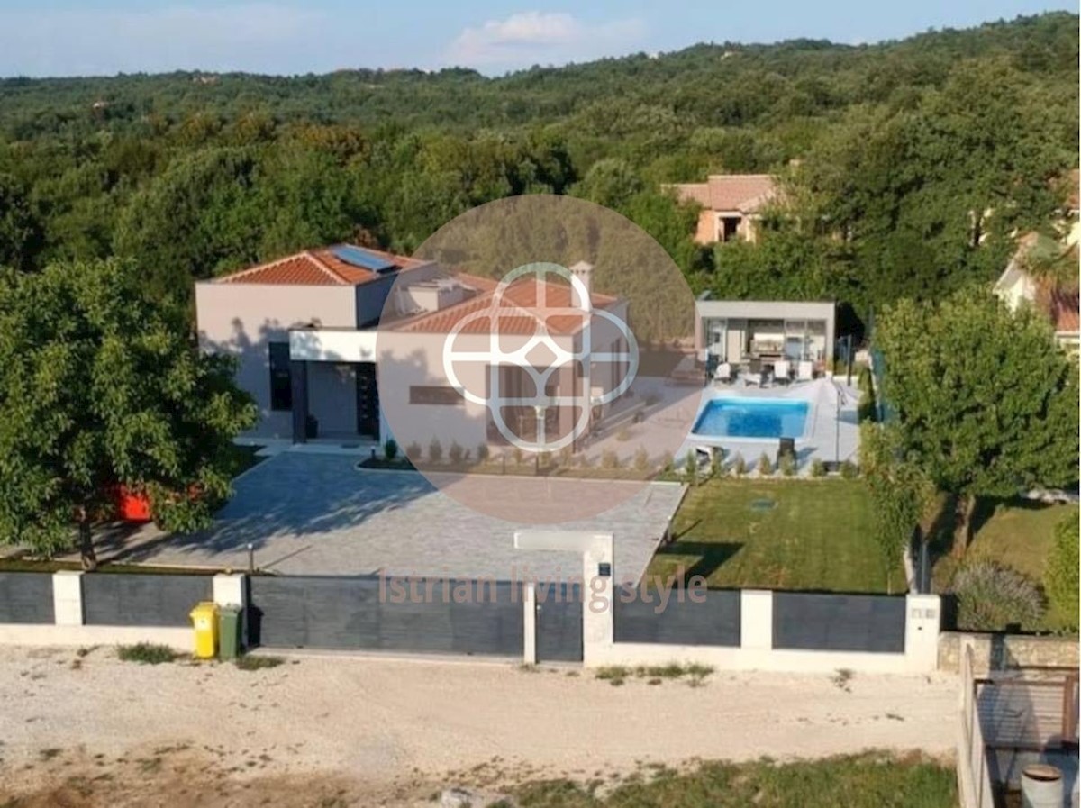 Villa moderna con piscina di acqua salata riscaldata e dependance