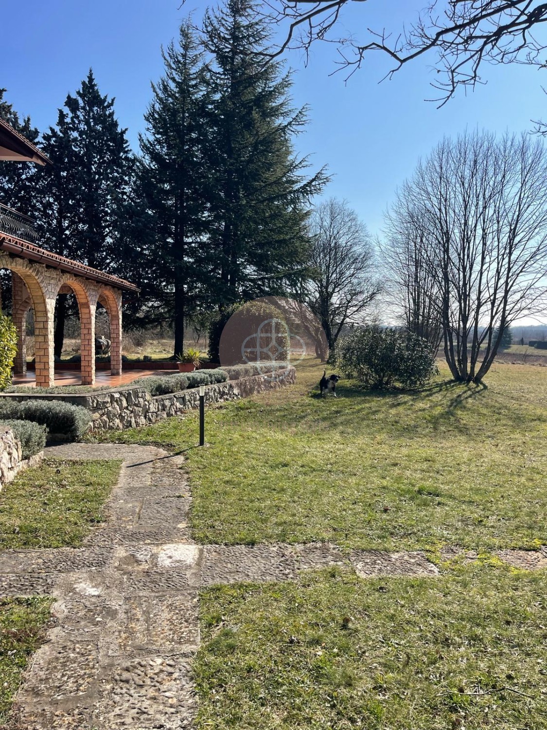 Casa rustica indipendente con ampio giardino, fienile e cantina