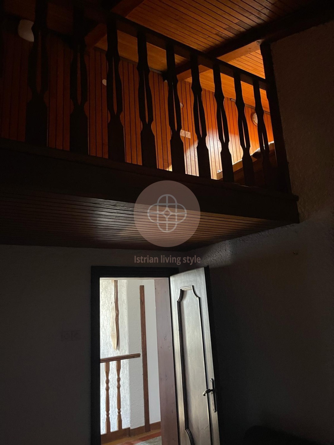 Casa rustica indipendente con ampio giardino, fienile e cantina