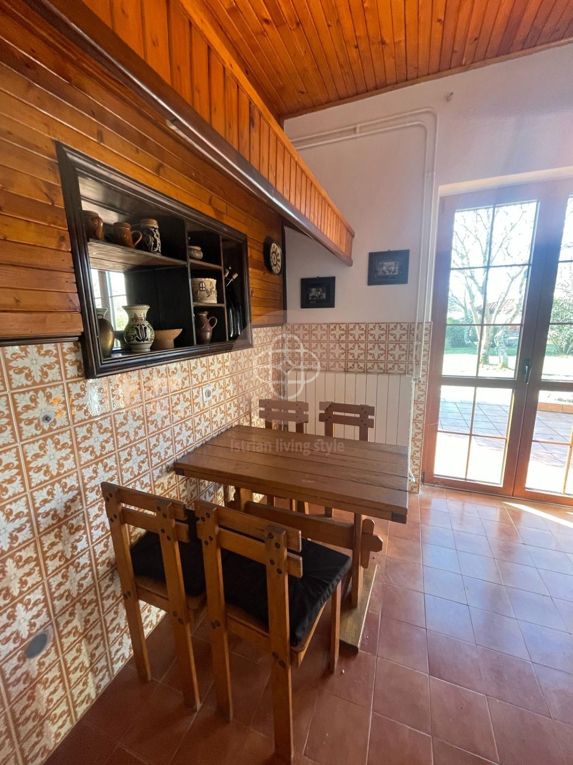 Casa rustica indipendente con ampio giardino, fienile e cantina