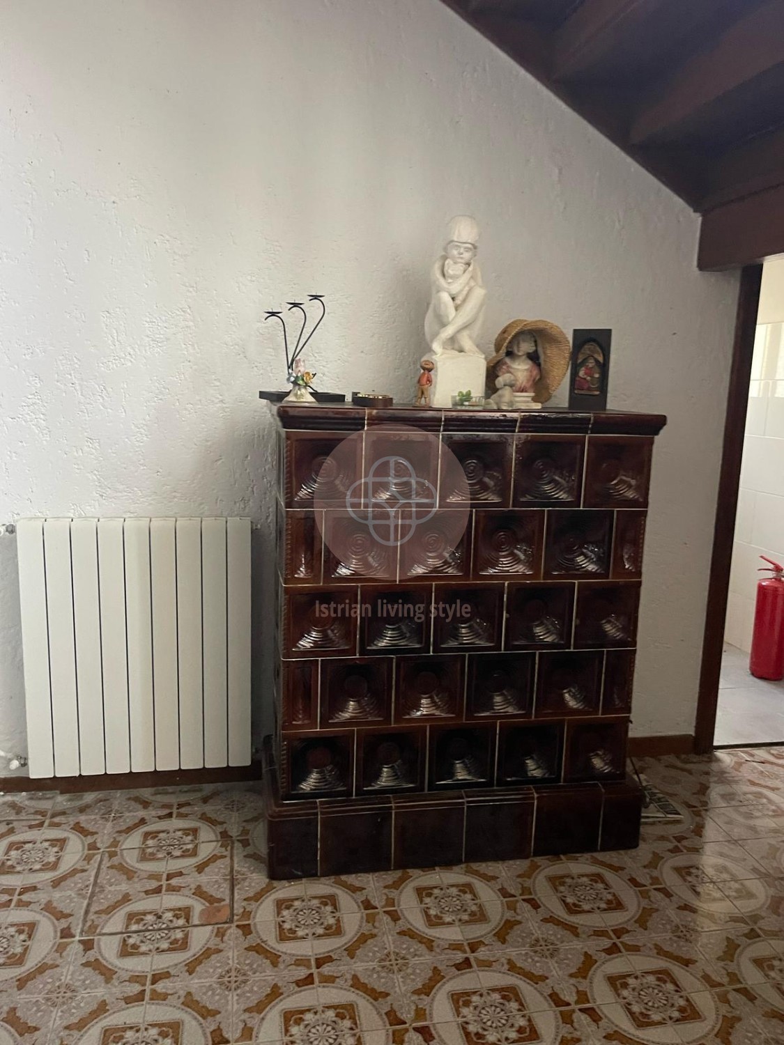 Casa rustica indipendente con ampio giardino, fienile e cantina