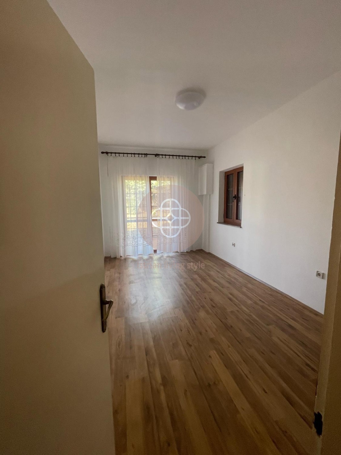 Casa rustica indipendente con ampio giardino, fienile e cantina