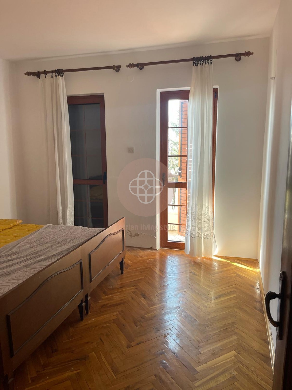 Casa rustica indipendente con ampio giardino, fienile e cantina