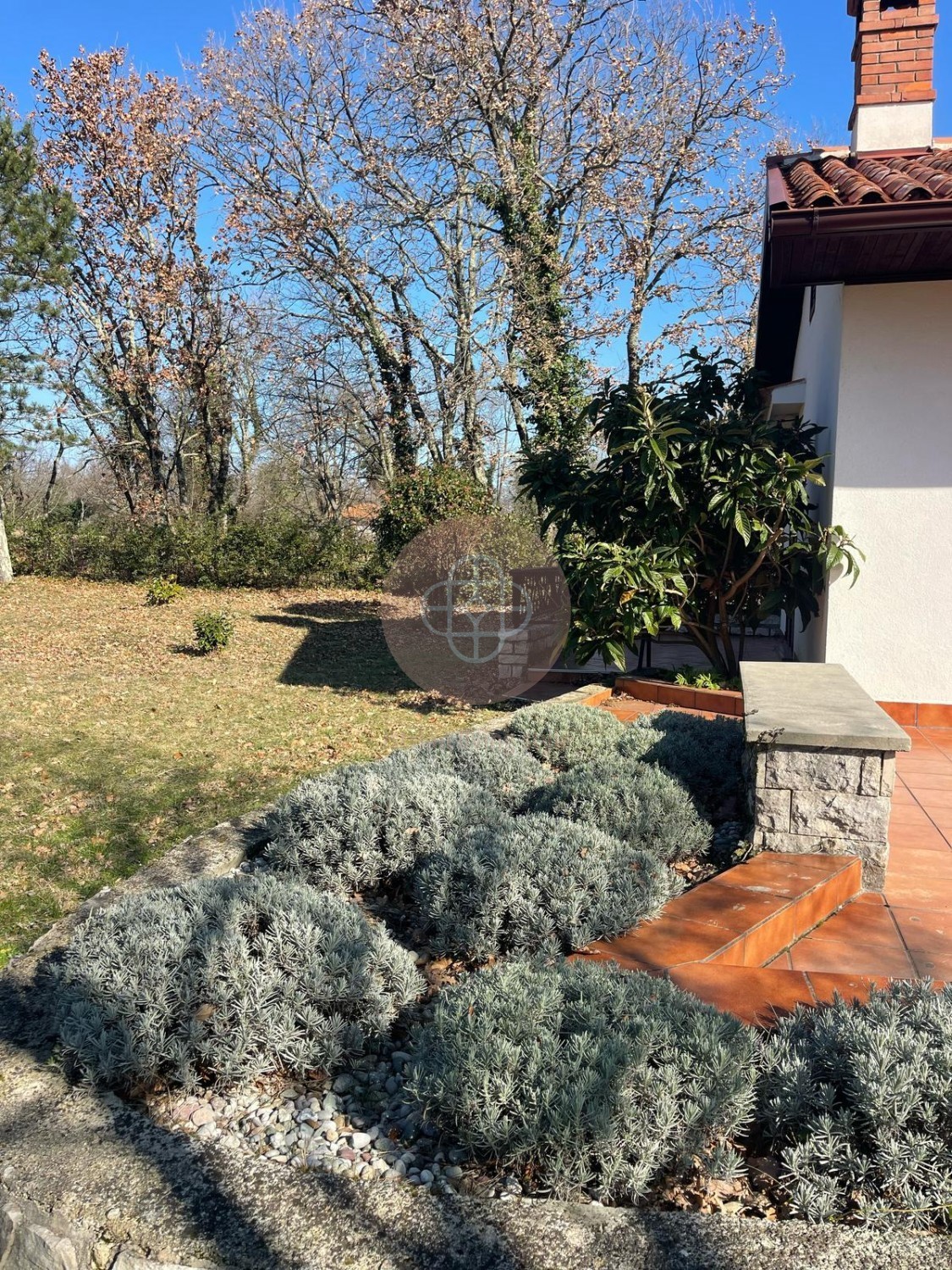 Casa rustica indipendente con ampio giardino, fienile e cantina