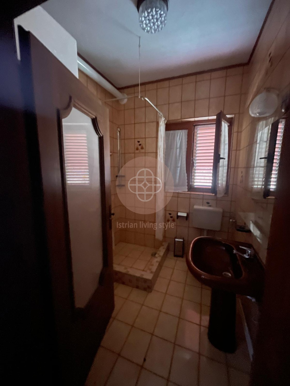 Casa rustica indipendente con ampio giardino, fienile e cantina