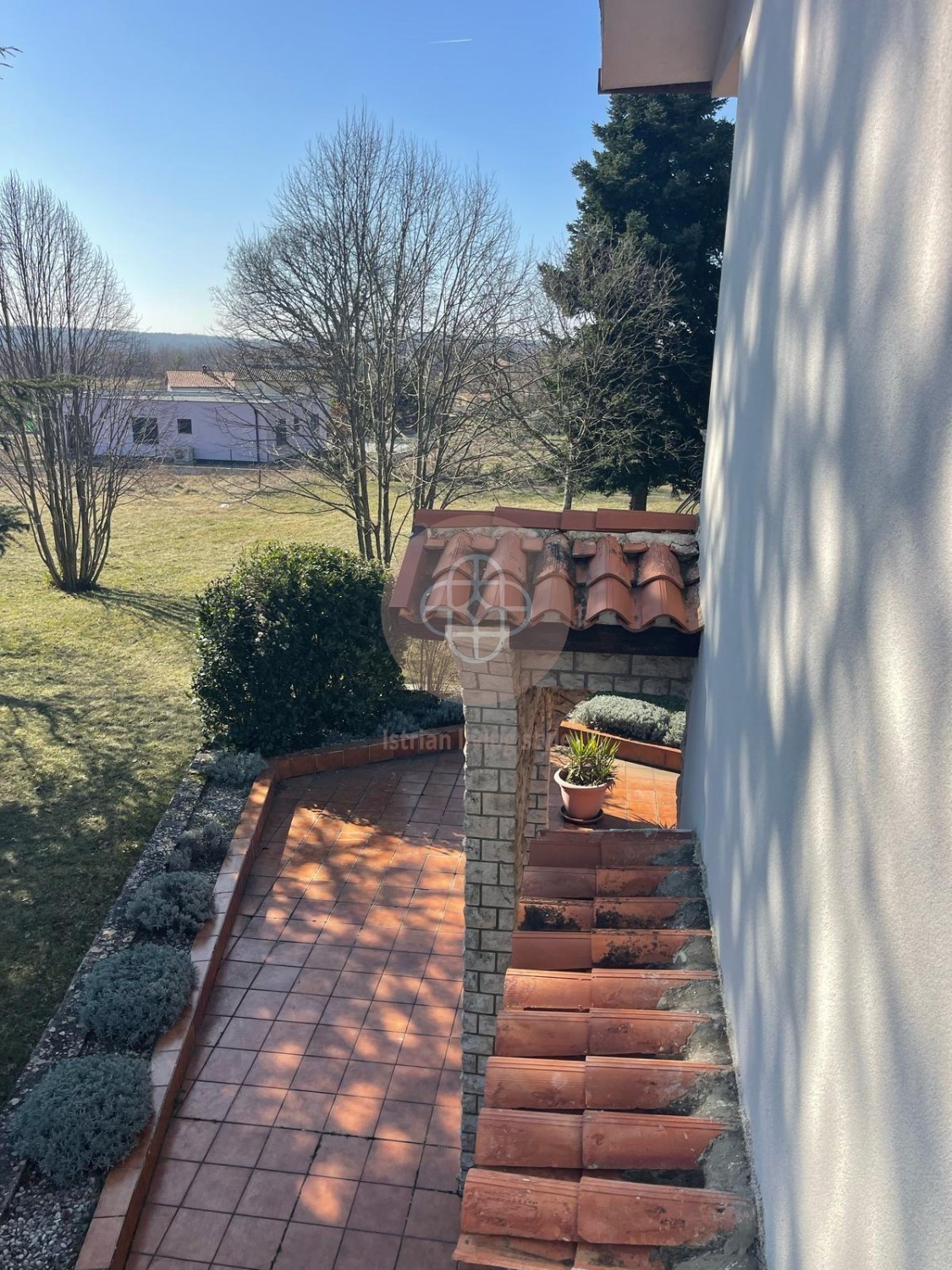 Casa rustica indipendente con ampio giardino, fienile e cantina