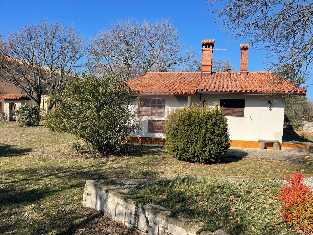 Casa rustica indipendente con ampio giardino, fienile e cantina