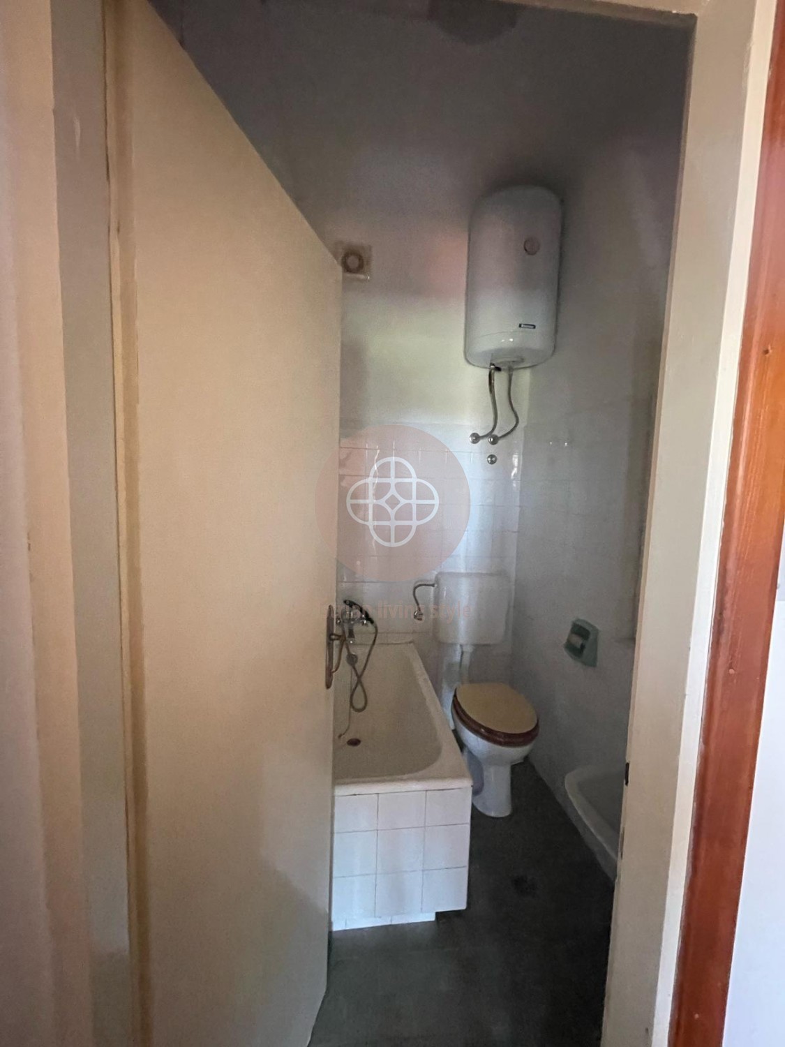 Casa rustica indipendente con ampio giardino, fienile e cantina