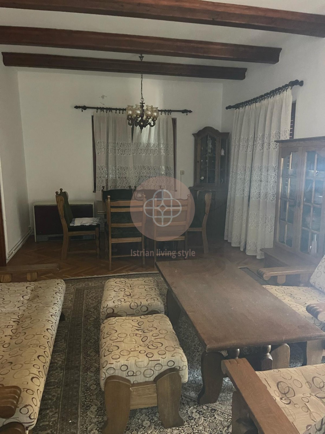 Casa rustica indipendente con ampio giardino, fienile e cantina