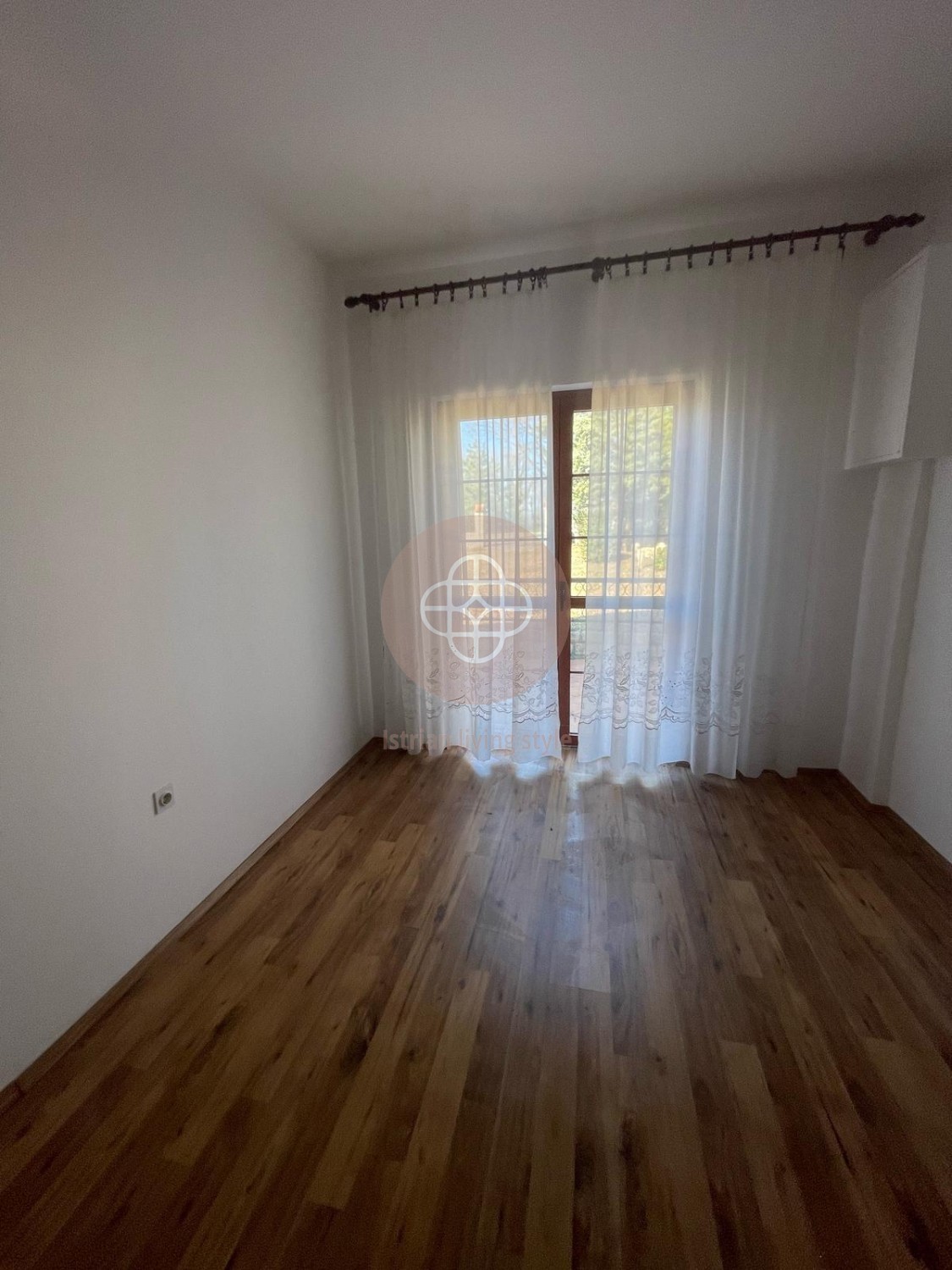 Casa rustica indipendente con ampio giardino, fienile e cantina