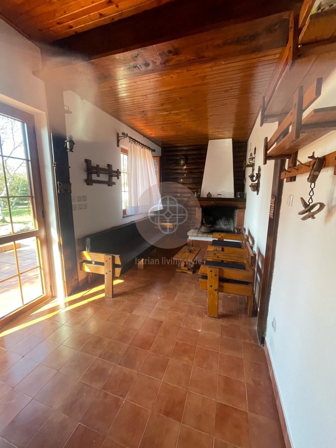 Casa rustica indipendente con ampio giardino, fienile e cantina