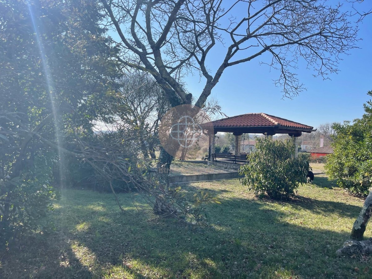 Casa rustica indipendente con ampio giardino, fienile e cantina