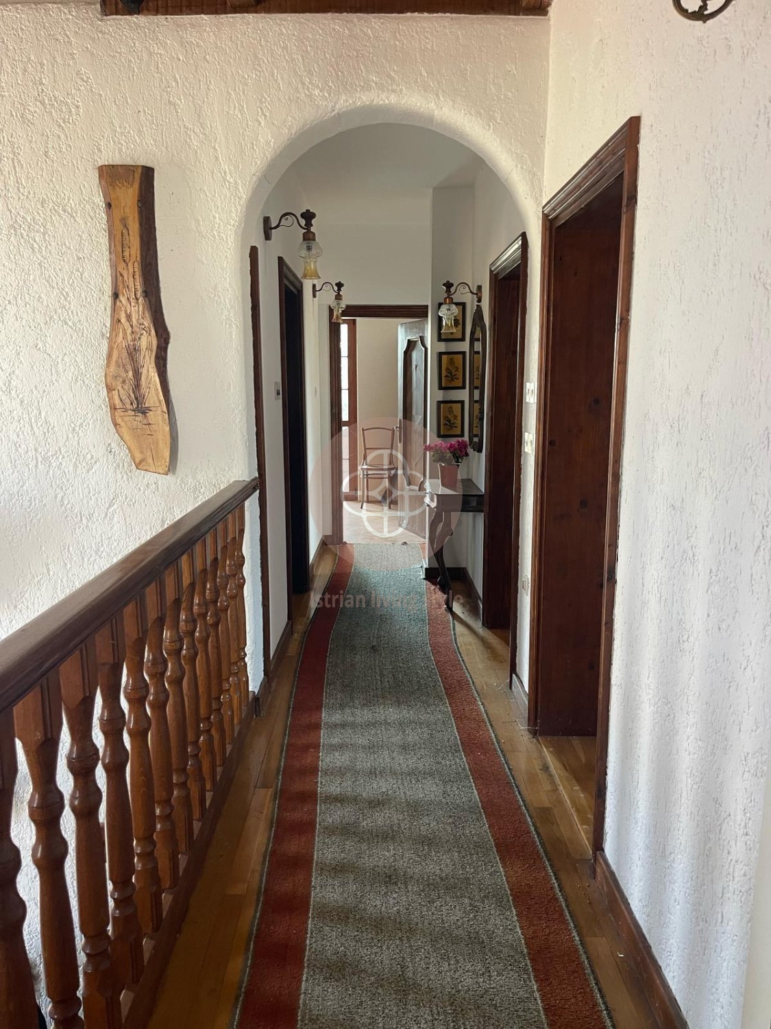 Casa rustica indipendente con ampio giardino, fienile e cantina