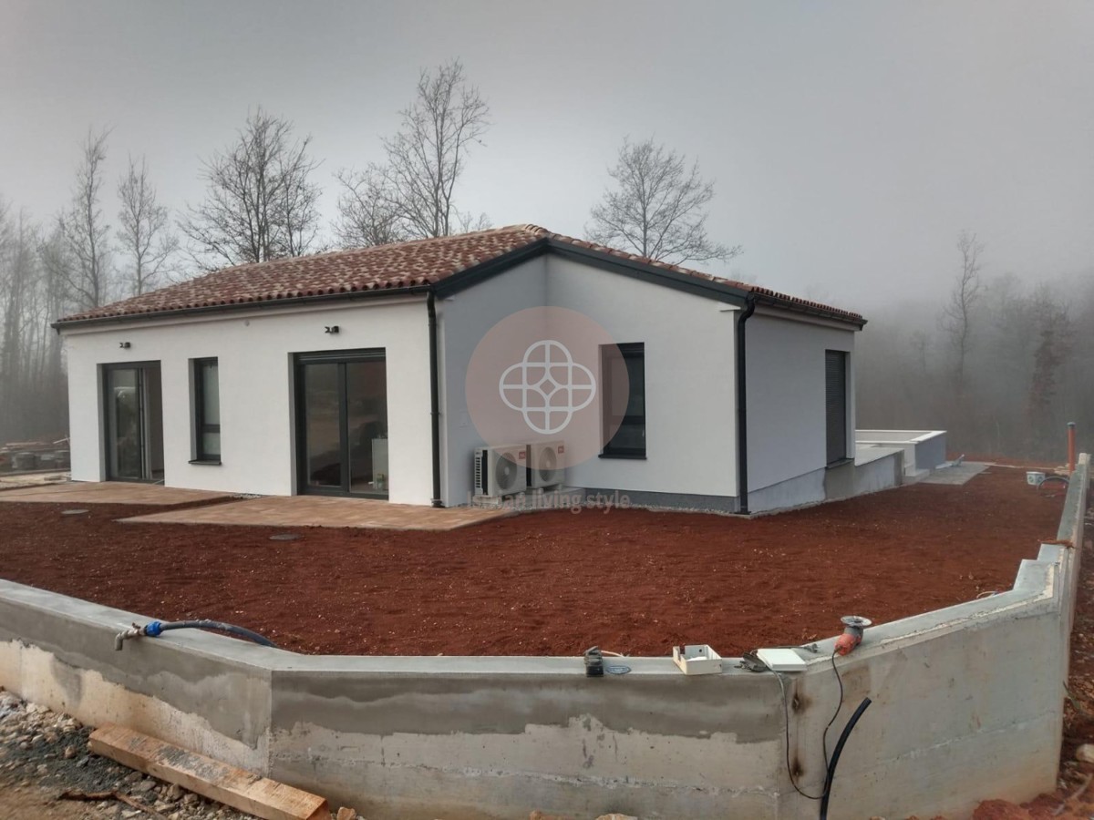 Elegante bungalow con piscina immerso nel verde per chi cerca pace e tranquillità