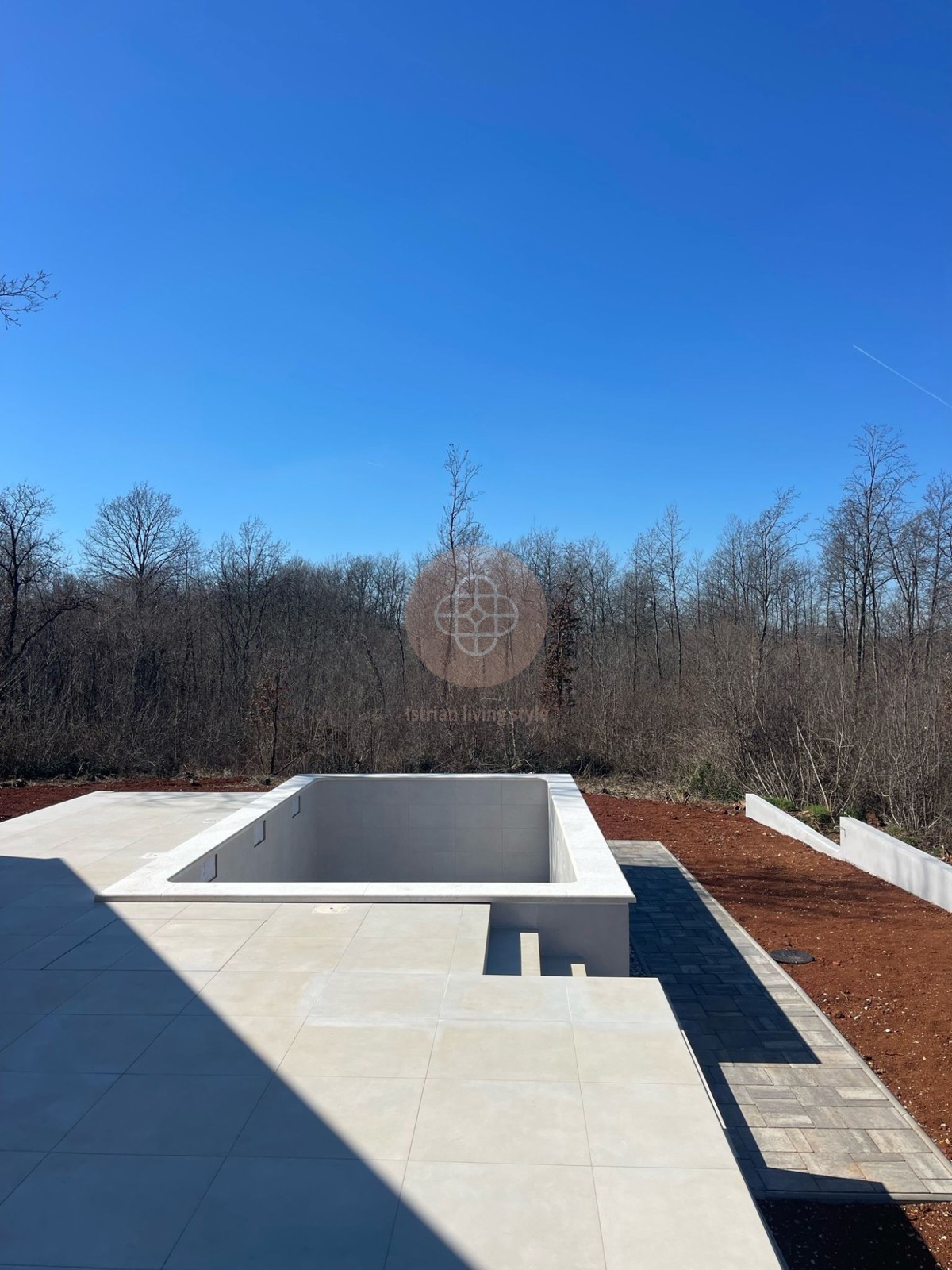 Elegante bungalow con piscina immerso nel verde per chi cerca pace e tranquillità