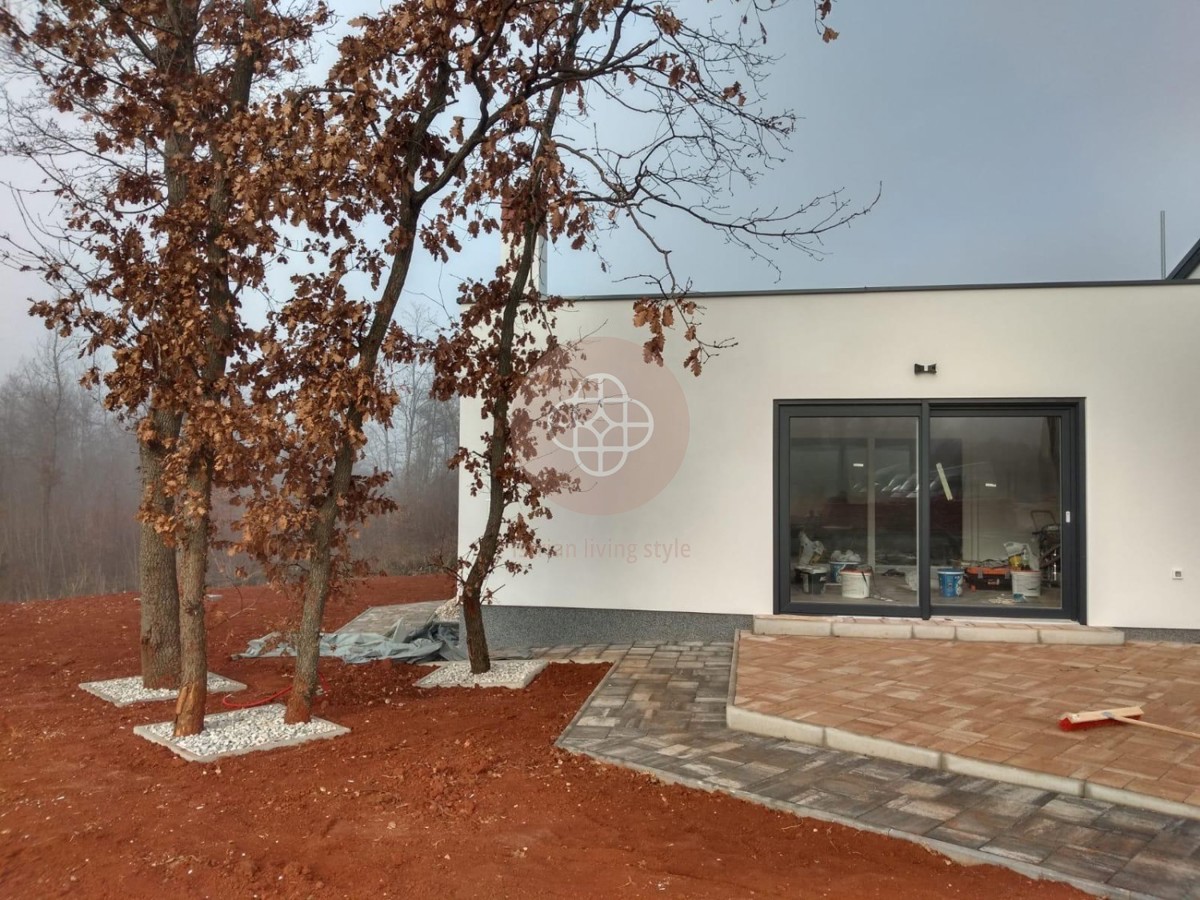 Elegante bungalow con piscina immerso nel verde per chi cerca pace e tranquillità