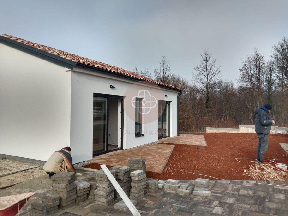 Elegante bungalow con piscina immerso nel verde per chi cerca pace e tranquillità