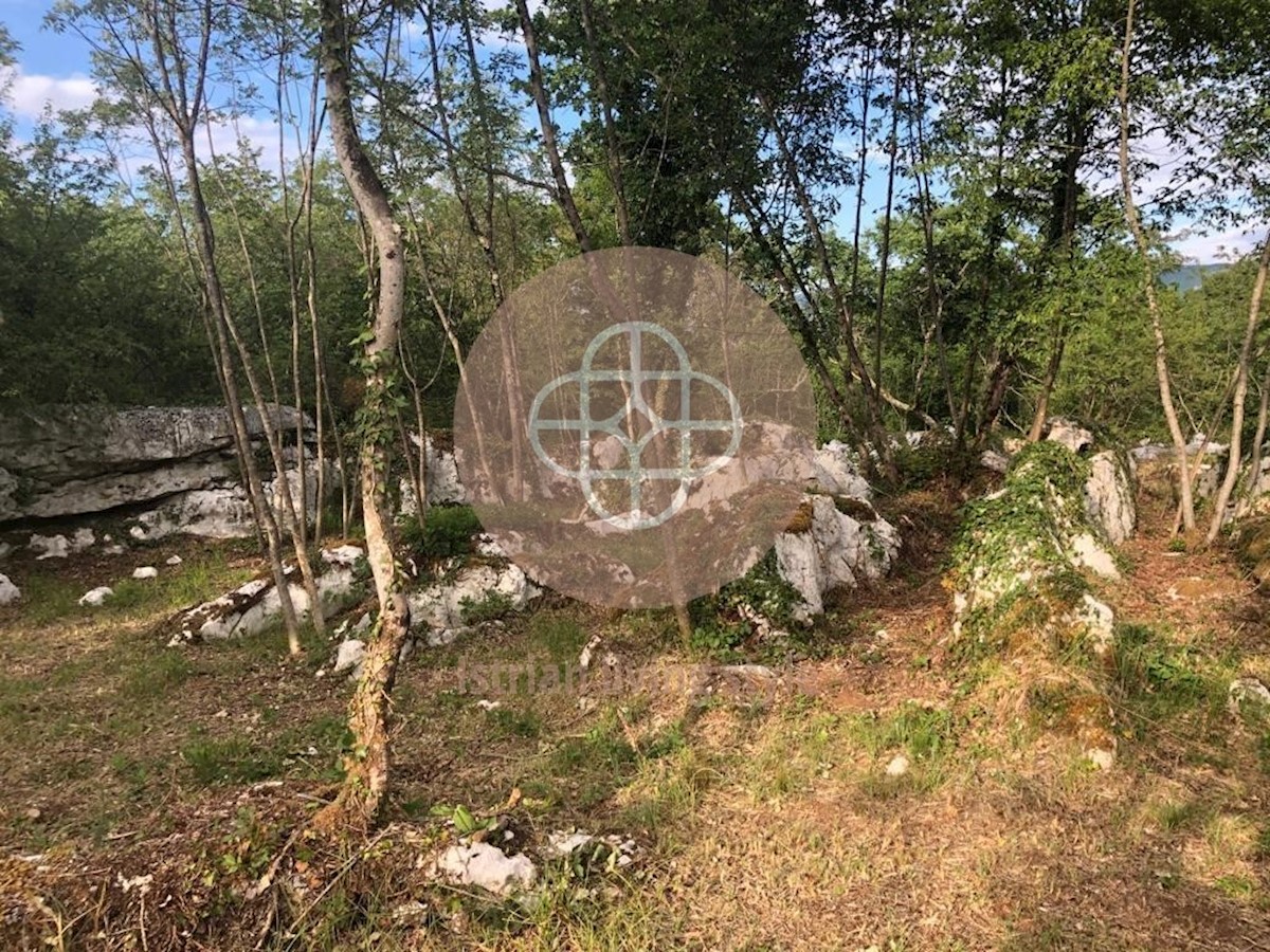 Terreno con vista sul Monte Maggiore, sull'Istria orientale, su Kršan