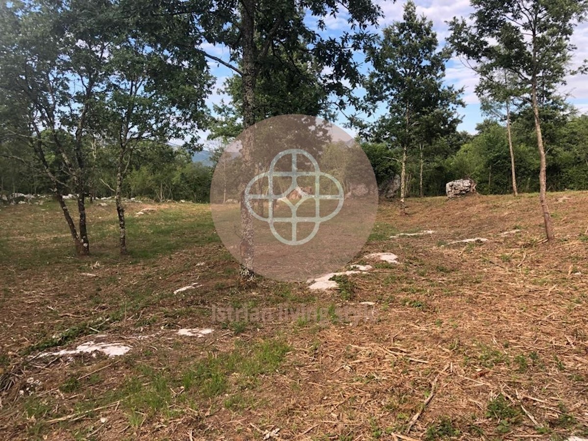 Terreno con vista sul Monte Maggiore, sull'Istria orientale, su Kršan