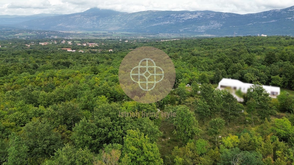 Terreno con vista sul Monte Maggiore, sull'Istria orientale, su Kršan