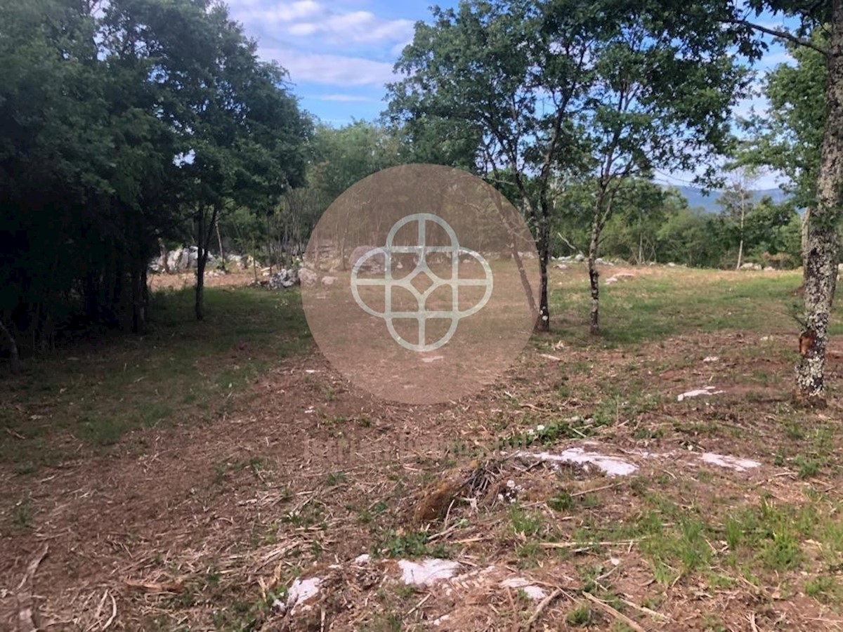 Terreno con vista sul Monte Maggiore, sull'Istria orientale, su Kršan