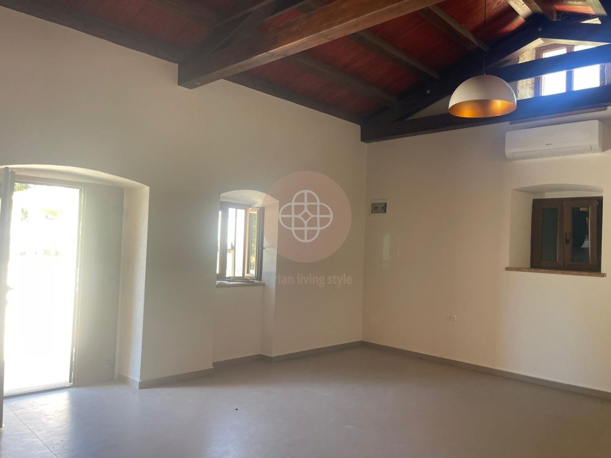 Fantastica proprietà con foresteria e vista lontana Vicino al mare