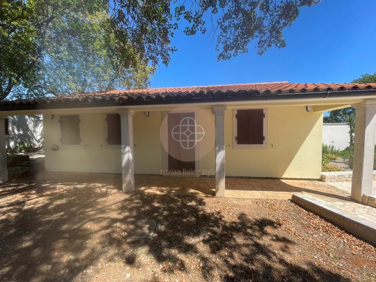 Fantastica proprietà con foresteria e vista lontana Vicino al mare