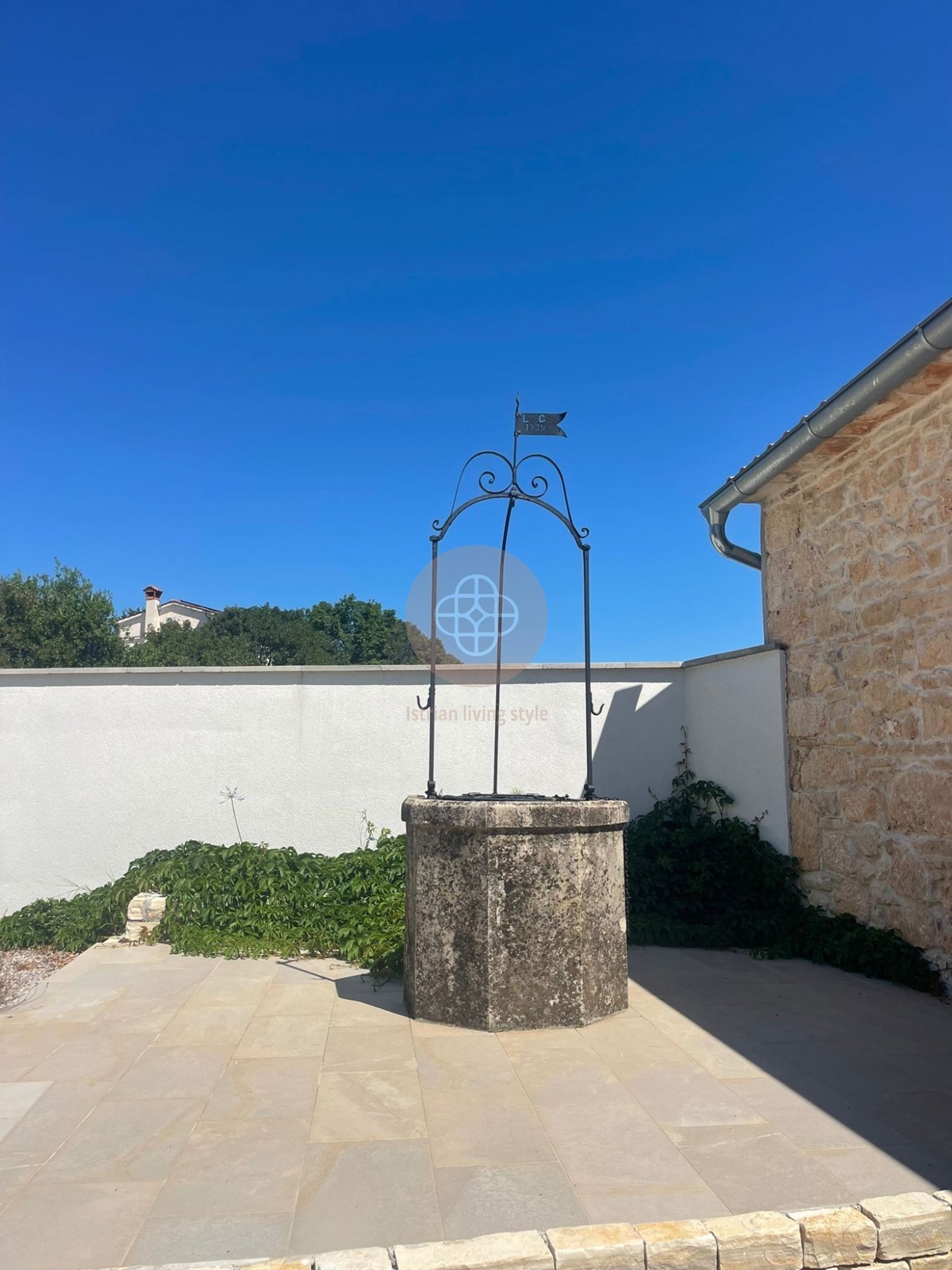 Fantastica proprietà con foresteria e vista lontana Vicino al mare