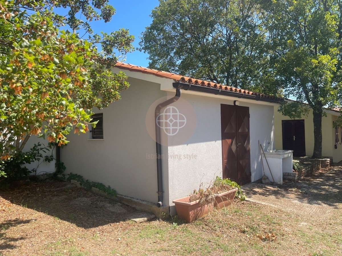 Fantastica proprietà con foresteria e vista lontana Vicino al mare