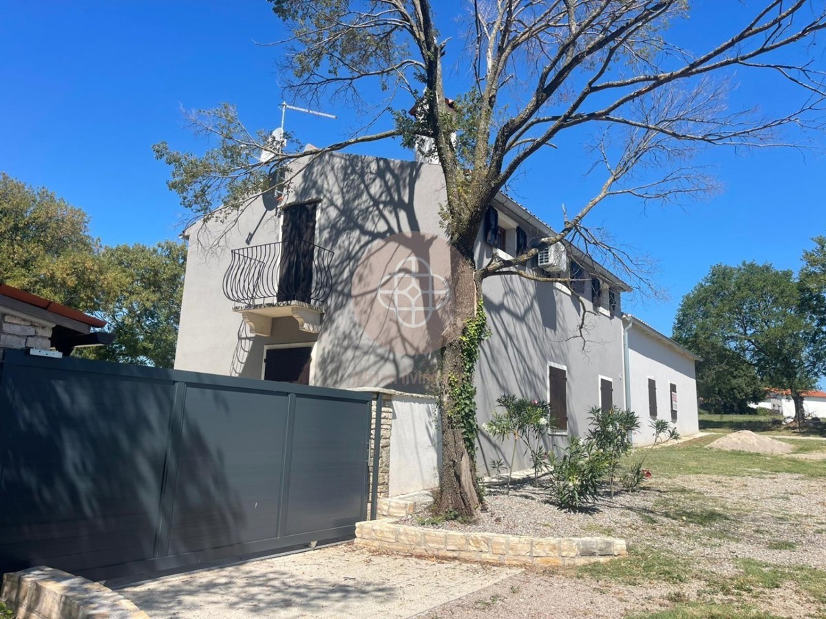 Fantastica proprietà con foresteria e vista lontana Vicino al mare