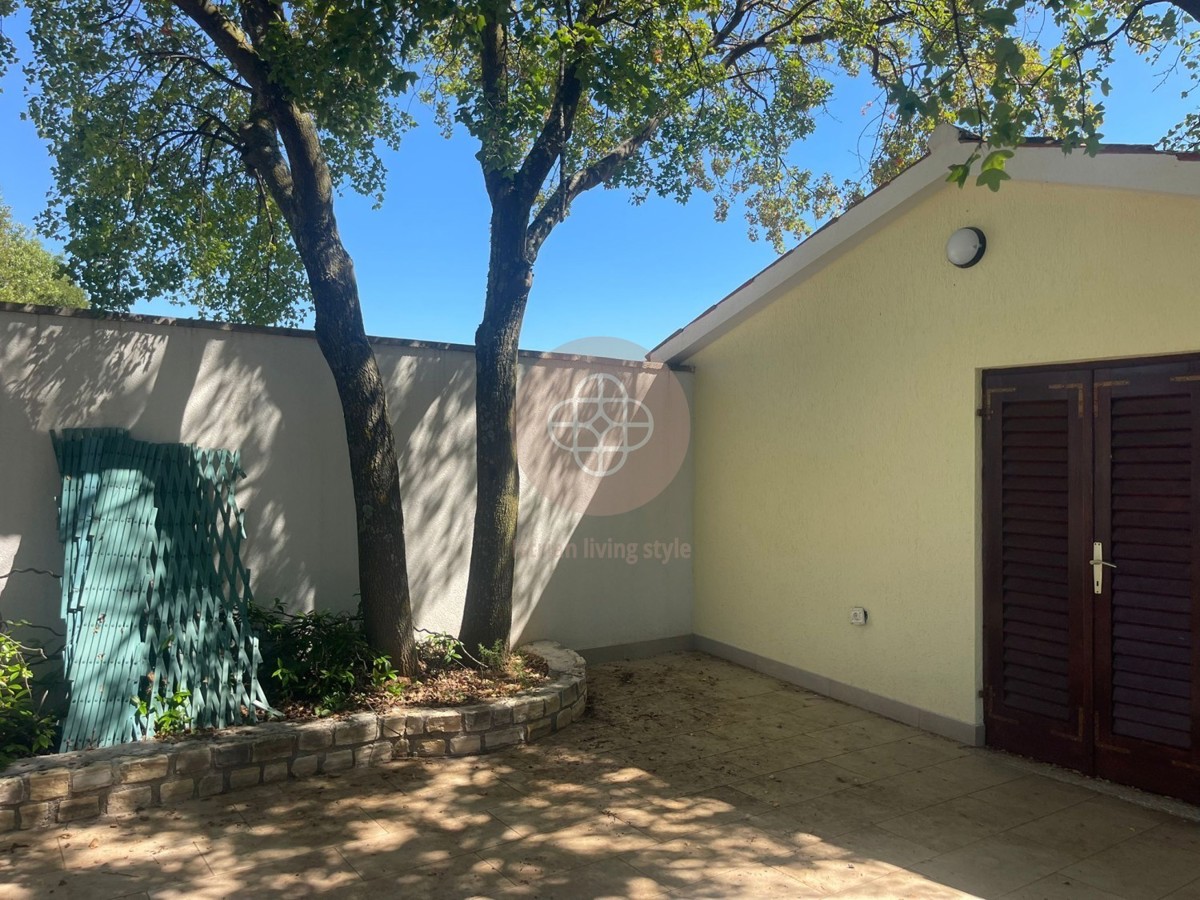 Fantastica proprietà con foresteria e vista lontana Vicino al mare