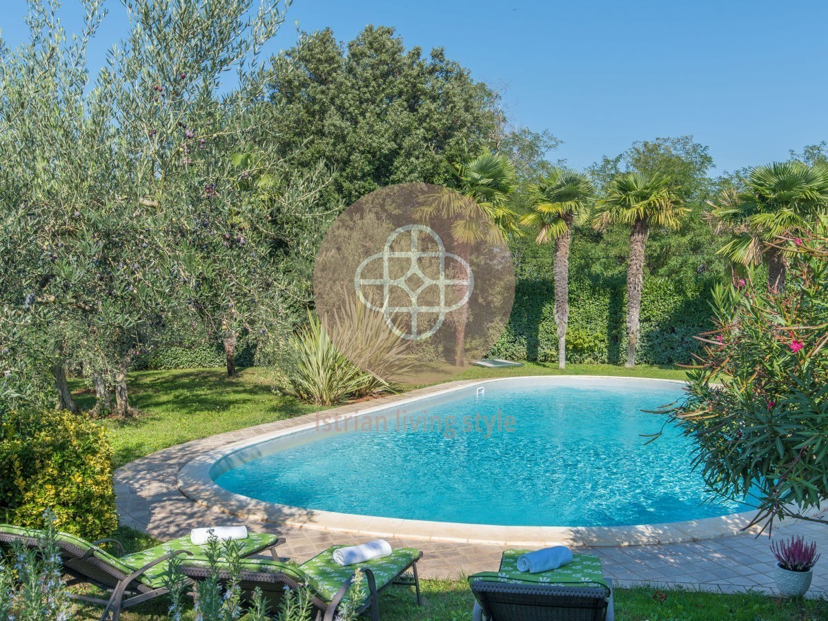 Bella villa con ampio cortile - 900 m dal mare