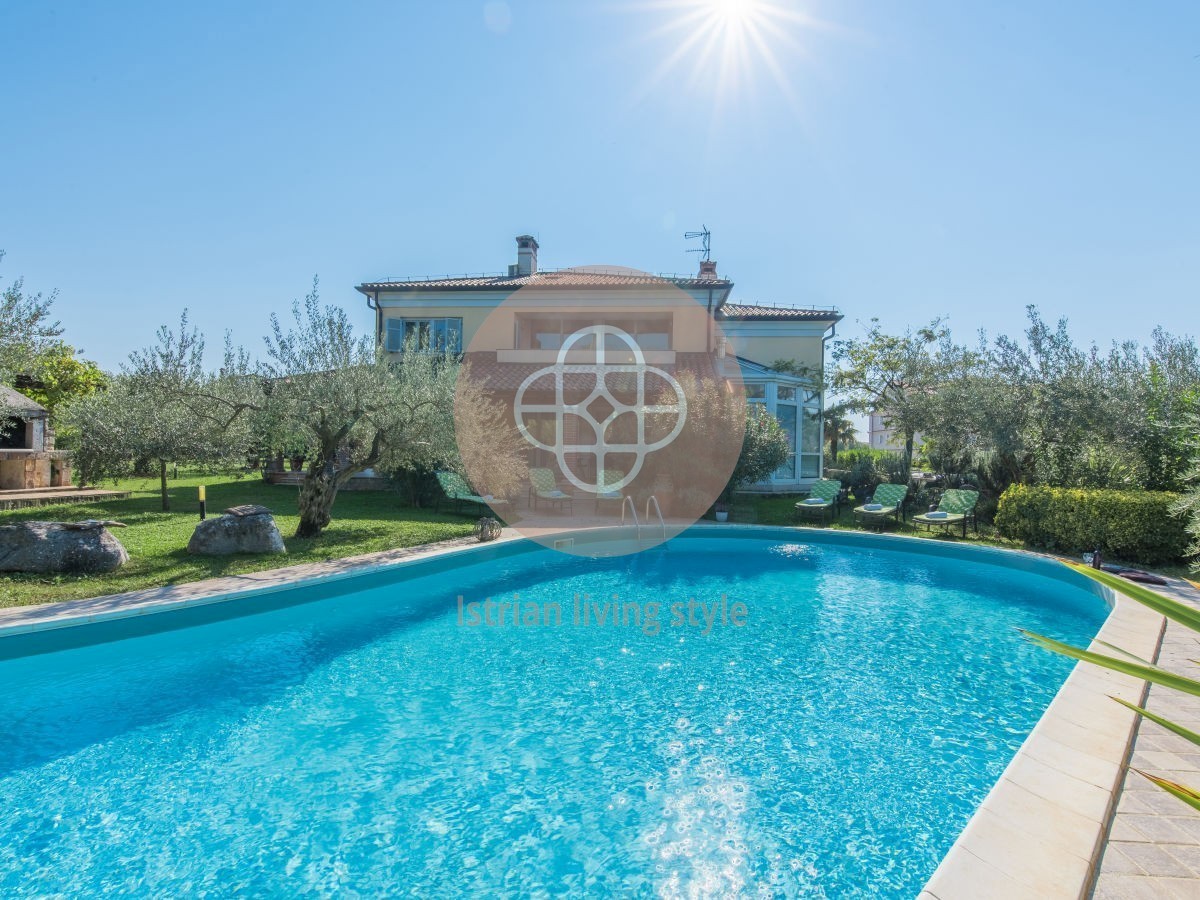 Bella villa con ampio cortile - 900 m dal mare