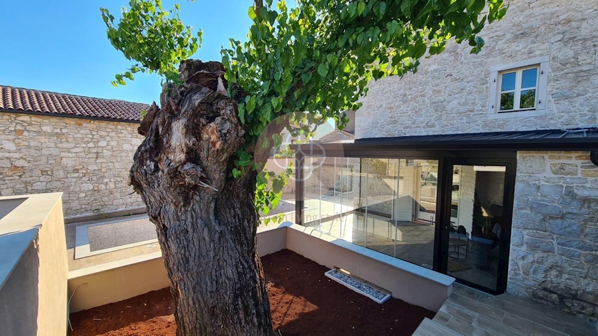 Casa in pietra splendidamente ristrutturata e arredata con riscaldamento a pavimento e piscina