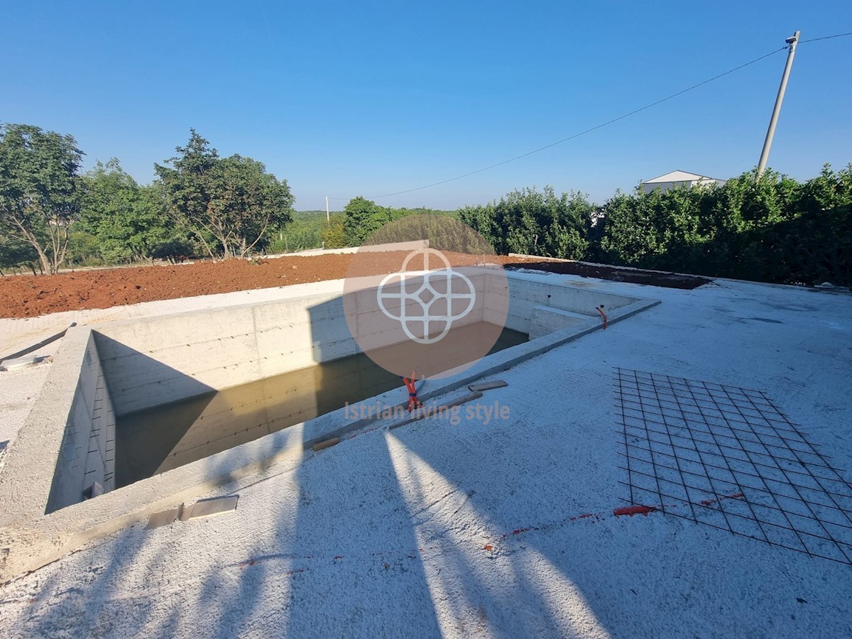 Nuova costruzione con piscina nel villaggio di Rebići vicino a Barban!