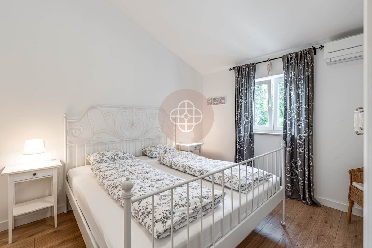 Attraente villa elegante con piscina riscaldata circondata dalla natura